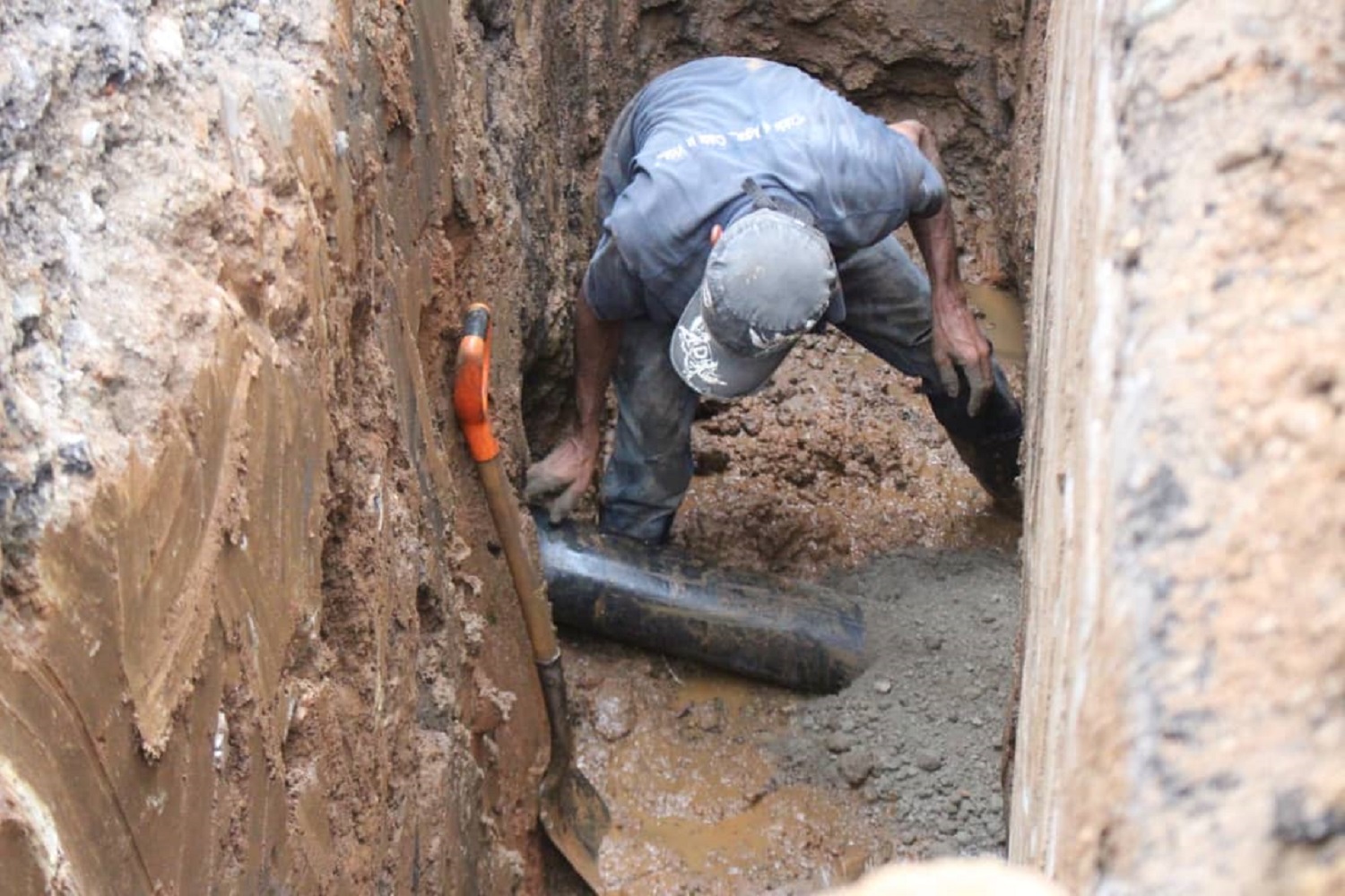 sustituyen tubería de aguas servidas en Güere III