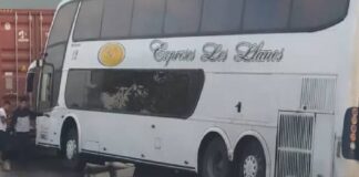 Autobús atascado cuneta en Guarenas