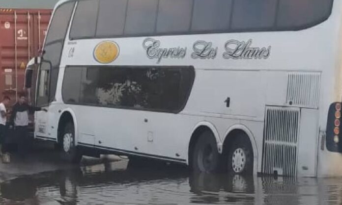 Autobús atascado cuneta en Guarenas