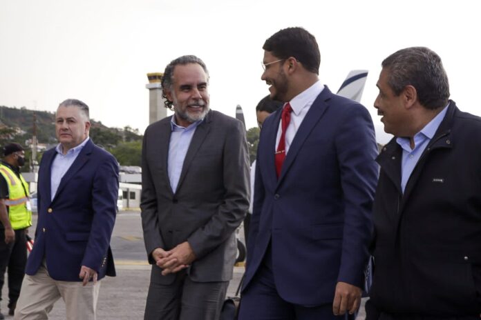 Embajador de Colombia, Armando Benedetti llega a Venezuela