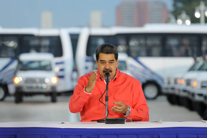 Maduro entrega unidades al transporte público de Caracas