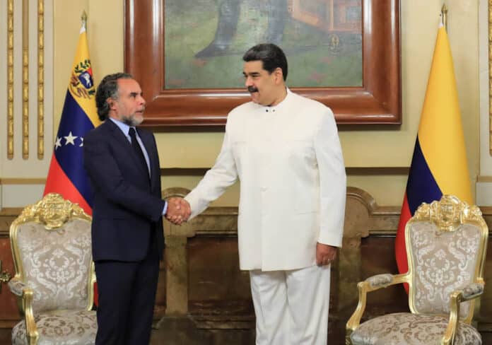Nicolás Maduro recibe credenciales de Armando Benedetti