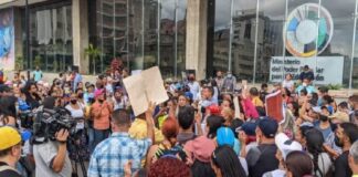 Trabajadores en las calles mejores salarios