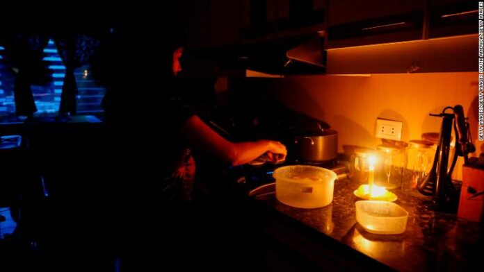 Valencia cumplen 24 horas sin electricidad