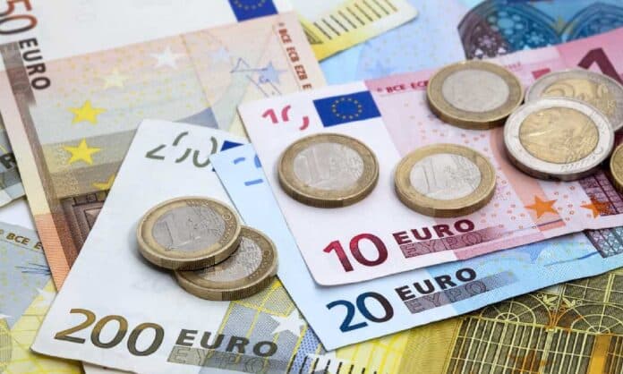 euro cae al mínimo