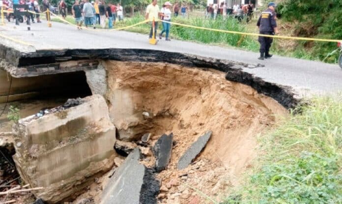 Colapsa la carretera Panamericana en Mérida