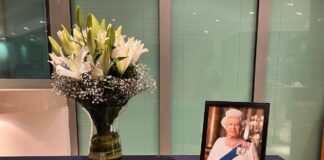 libro de condolencias tras muerte de reina Isabel II