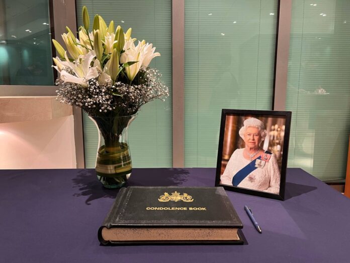 libro de condolencias tras muerte de reina Isabel II