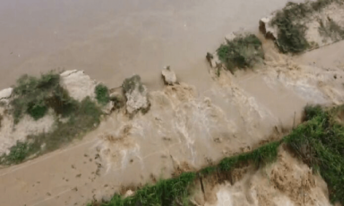 Habitantes al Sur del Lago de Maracaibo, estado Zulia, denunciaron que el Río Catatumbo rompió 90 metros del muro de contención.