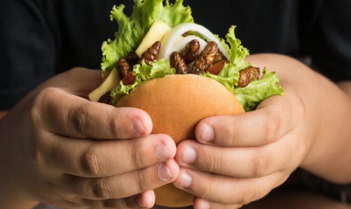 Restaurante en Tailandia hamburguesas con grillos