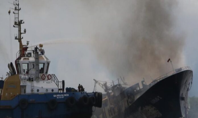 Se hundió el buque venezolano incendiado