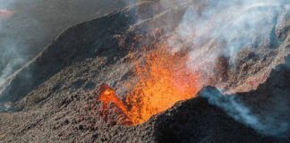 Volcán Pitón entra en erupción