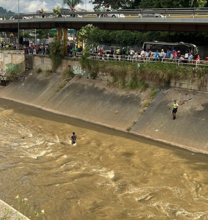 Niño se lanzó al río Guaire