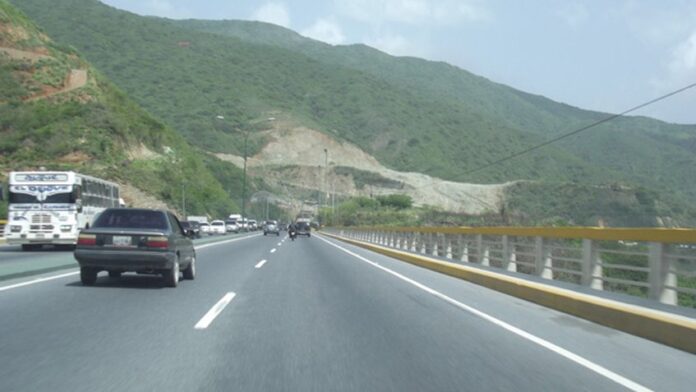 deslizamiento de tierra en la autopista Caracas-La Guaira