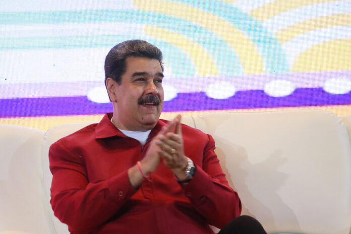 Maduro instalará talleres de poesía