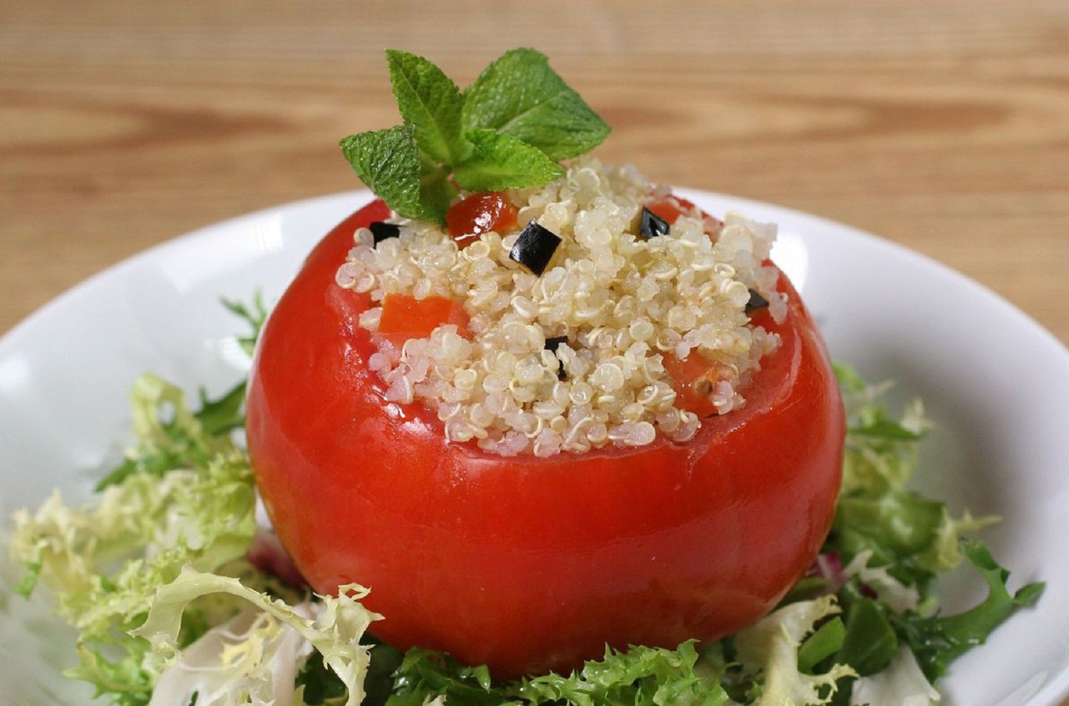 tomates rellenos de ensalada de quinoa