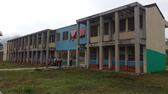 arreglar instalaciones Liceo Anexo San Diego Norte