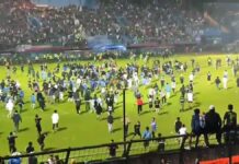 Partido de fútbol en Indonesia deja 130 muertos