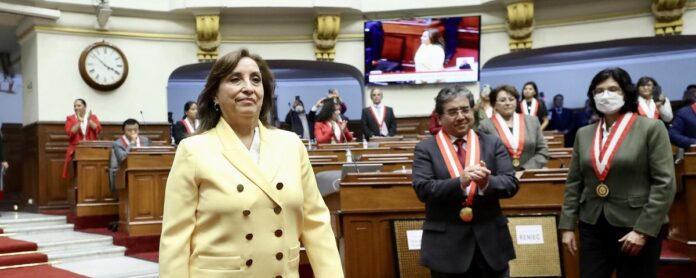 Dina Boluarte primera presidenta de Perú