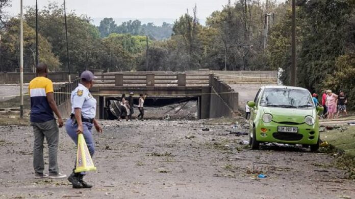 Al menos 15 muertos tras explosión de camión cisterna en Sudáfrica