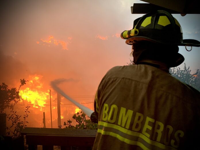 Incendio en Chile deja un muerto, 400 viviendas quemadas y 110 hectáreas afectadas