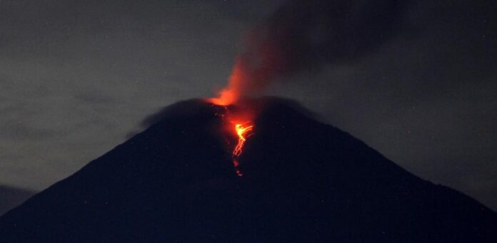 Casi 2.000 desplazados tras erupción de volcán en Indonesia