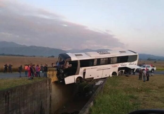 Autobús de la línea Táchira Mérida habría chocado con estructura de un puente en Portuguesa