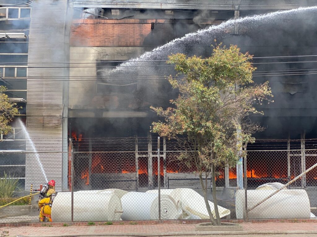 Incendio consumió fábrica de colchones en las afueras de Bogotá