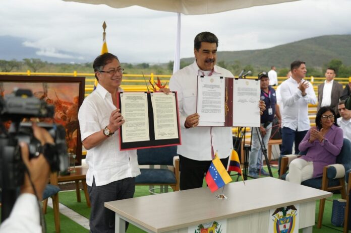 Petro y Maduro firman acuerdo comercial entre Colombia y Venezuela