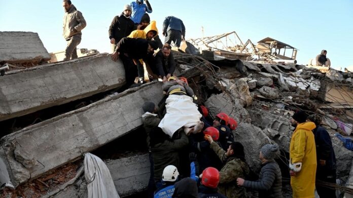 Casi 20 mil fallecidos y más de 70 mil heridos tras sismo en Siria y Turquía