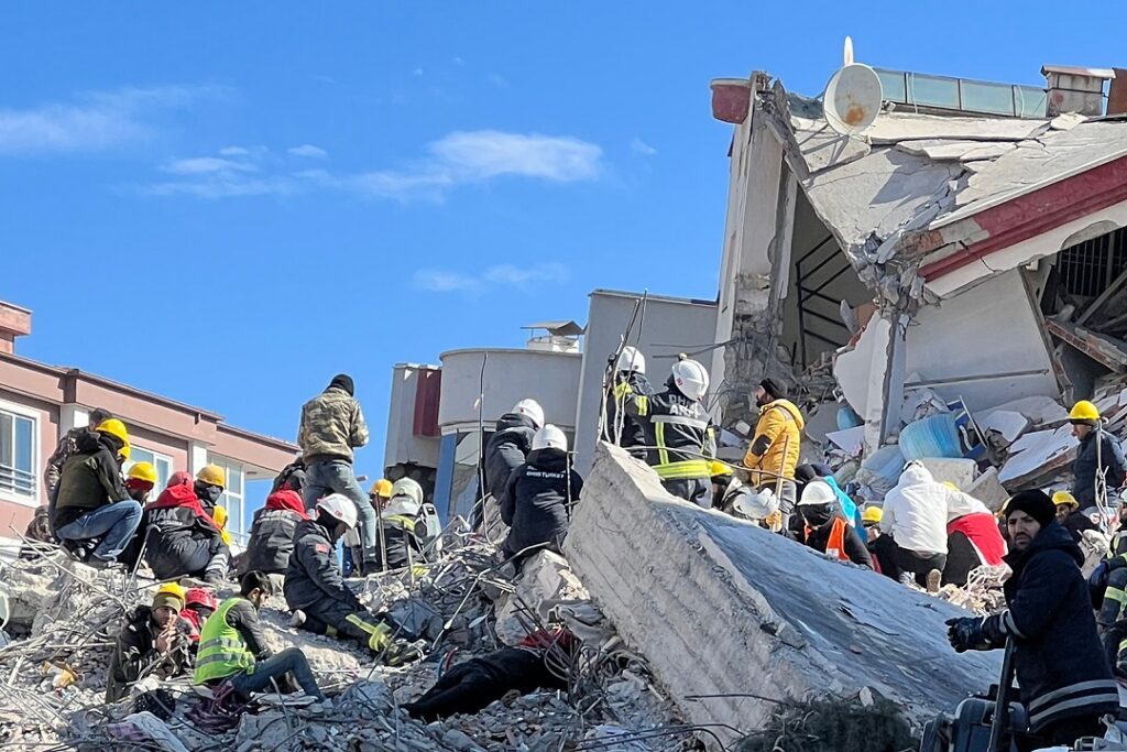 Casi 20 mil fallecidos y más de 70 mil heridos tras sismo en Siria y Turquía 