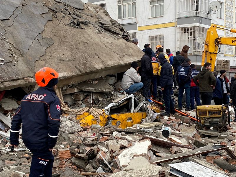 Más de 2 mil 200 muertos tras terremoto en Turquía y Siria 