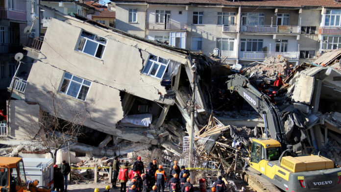 Más de 2 mil 200 muertos tras terremoto en Turquía y Siria