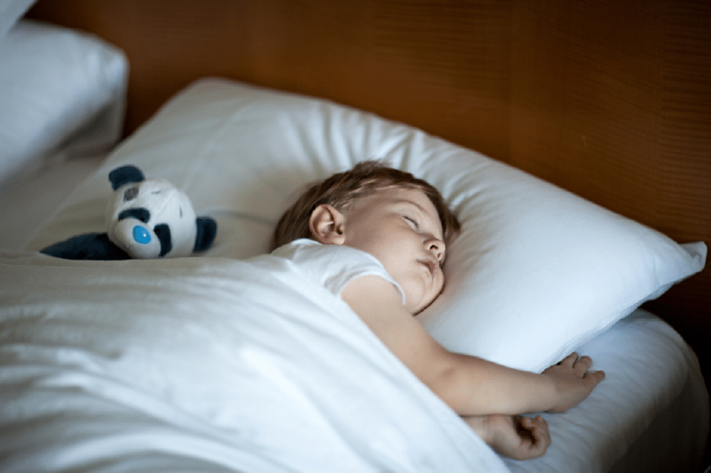 El sueño (o la falta de él) es uno de los temas que más preocupan a muchos padres de niños pequeños, por esto la pregunta de cuánto debe dormir tu hijo es respondida por especialistas. 