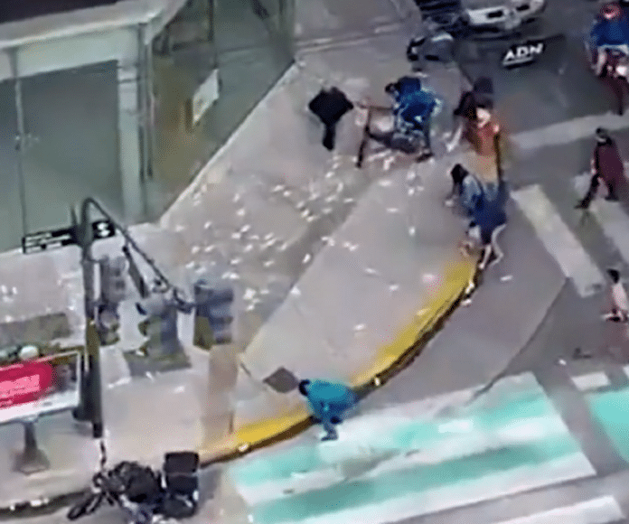 ¡Insólito! Hombre forcejea con ladrón y los billetes salieron a volar