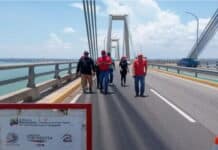 cerrado puente sobre lago