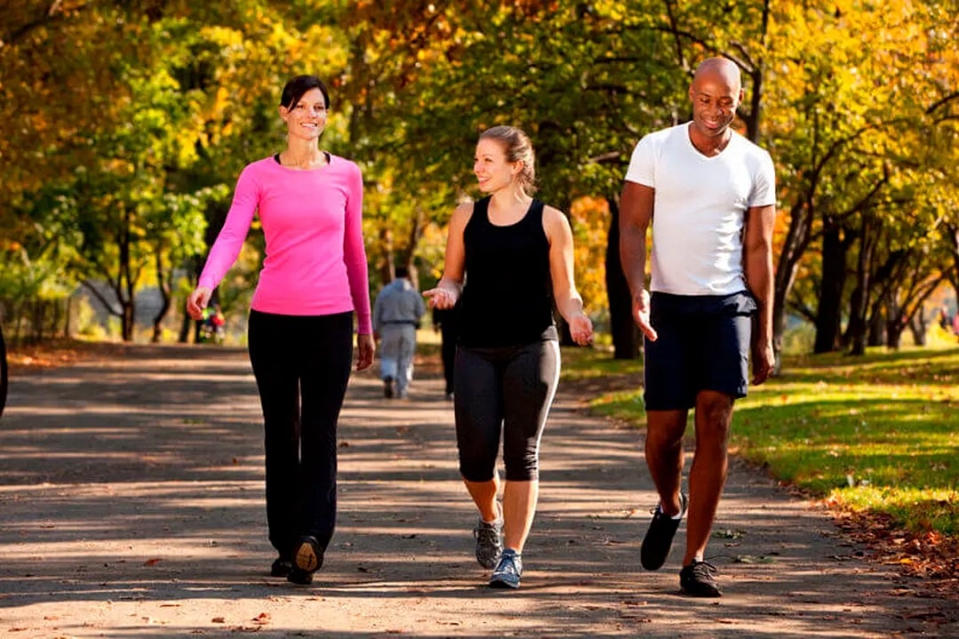 ¿Cuánto debería caminar diariamente, según su edad?