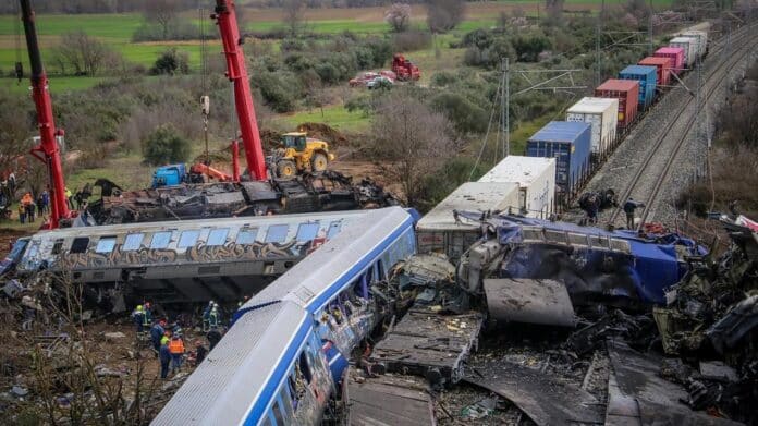 Al menos 36 muertos y 85 heridos por choque de trenes en Grecia