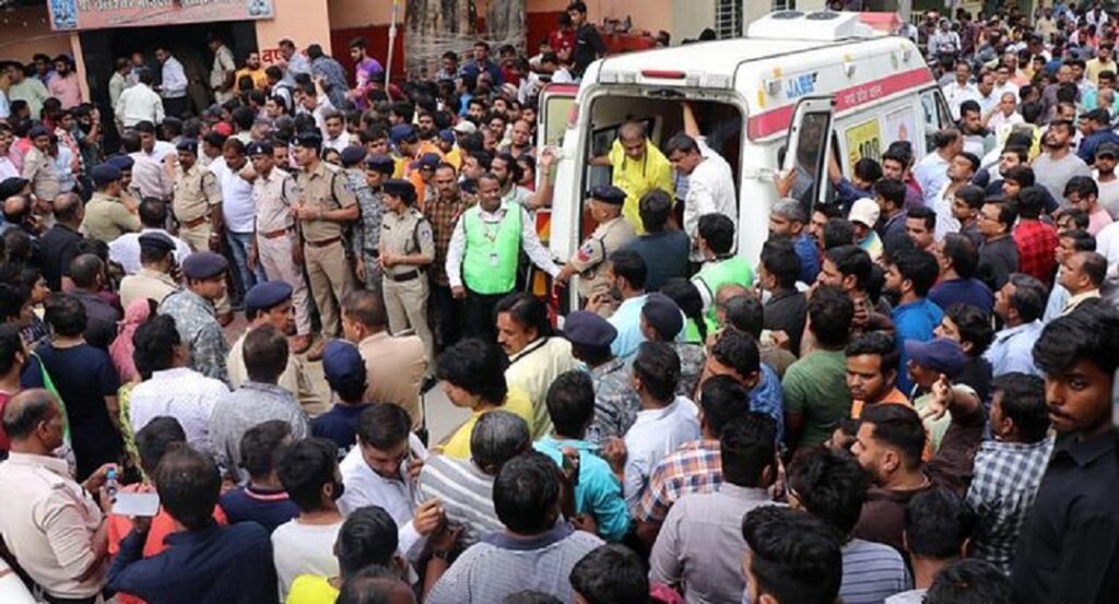 Al menos 35 muertos por colapso del piso en un templo en India 