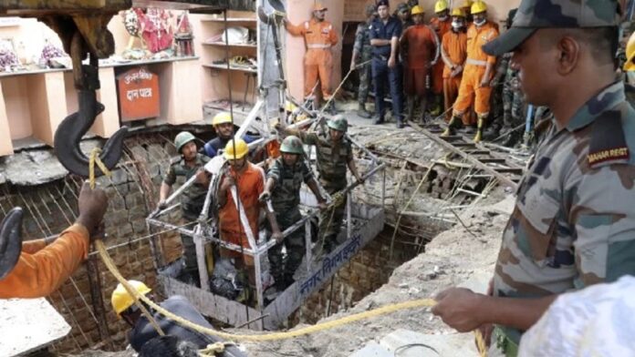 Al menos 35 muertos por colapso del piso en un templo en India