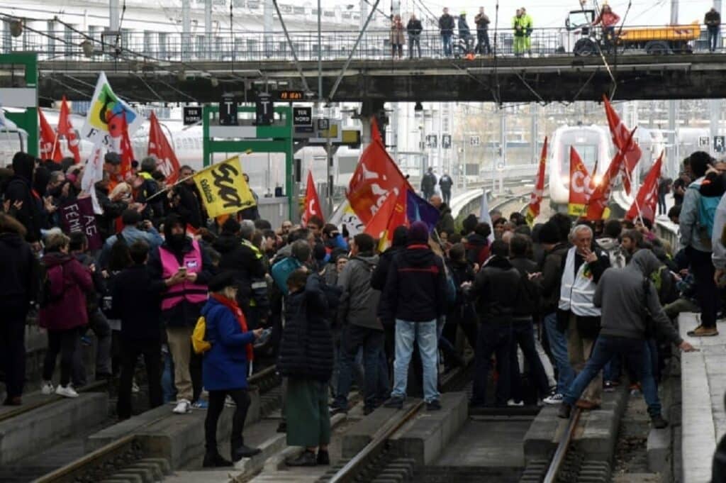 Arde París: Registran fuertes manifestaciones contra reforma de las pensiones