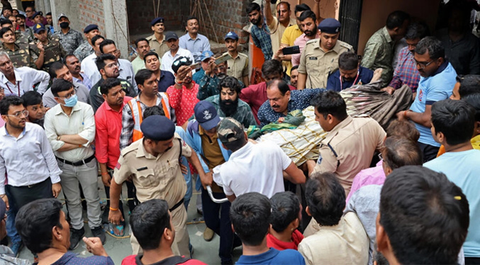 Al menos 35 muertos por colapso del piso en un templo en India 