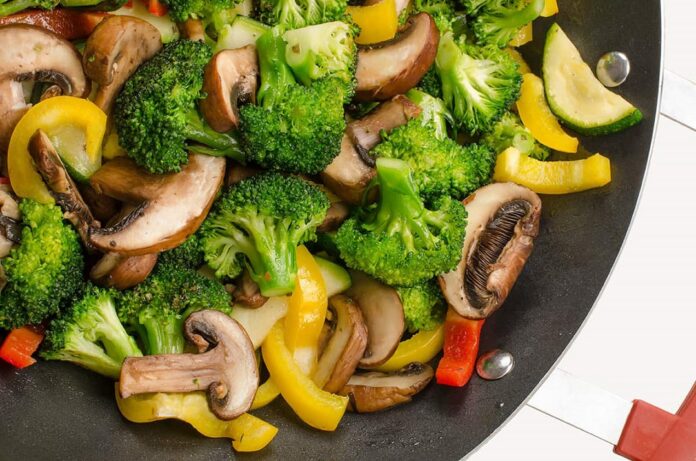 Te presentamos una opción vegetariana: Salteado de brócoli y champiñones