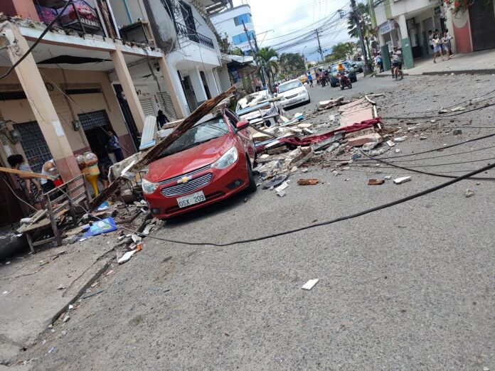 Fuerte sismo de 6,8 de intensidad sacudió Ecuador