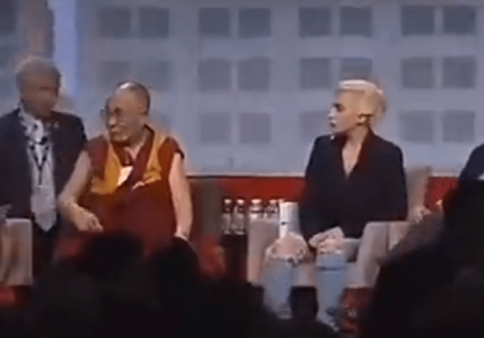 Nuevo escándalo: Revelan video de Dalái Lama tocándole la pierna a Lady Gaga