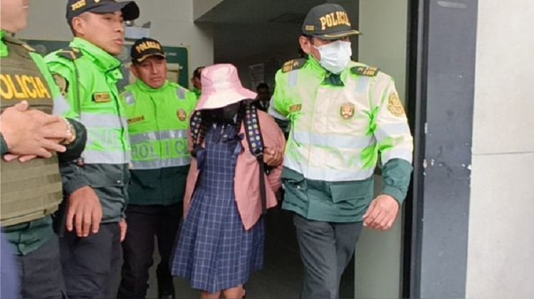 ¡Insólito! En Perú detienen un hombre vestido de alumna en baño de colegio