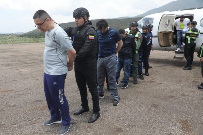 Gobierno entregó cinco delincuentes a autoridades de Colombia