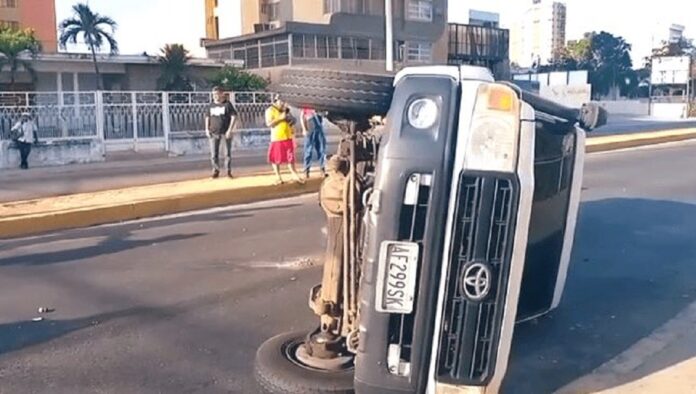 Zulia: Volcó camioneta donde se trasladaba el alcalde de Mara