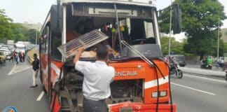 Registran colisión de seis vehículos en autopista Gran Cacique Guaicaipuro