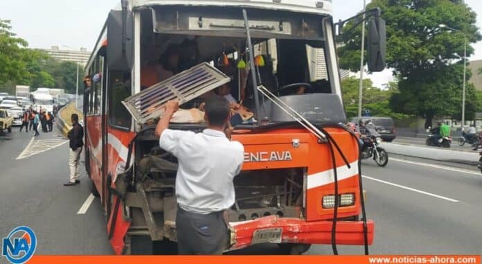 Registran colisión de seis vehículos en autopista Gran Cacique Guaicaipuro